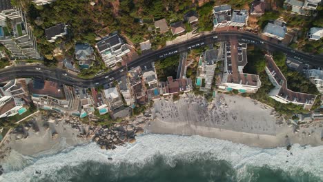 Ciudad-Del-Cabo,-Sudáfrica---Primera-Playa-De-Clifton-Con-Olas-Rompientes---Vista-De-Pájaro