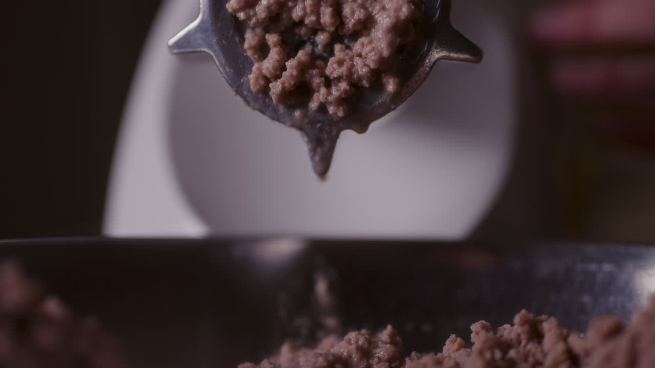 고기 기 과정과 고기 요리를 준비하는 클로즈업