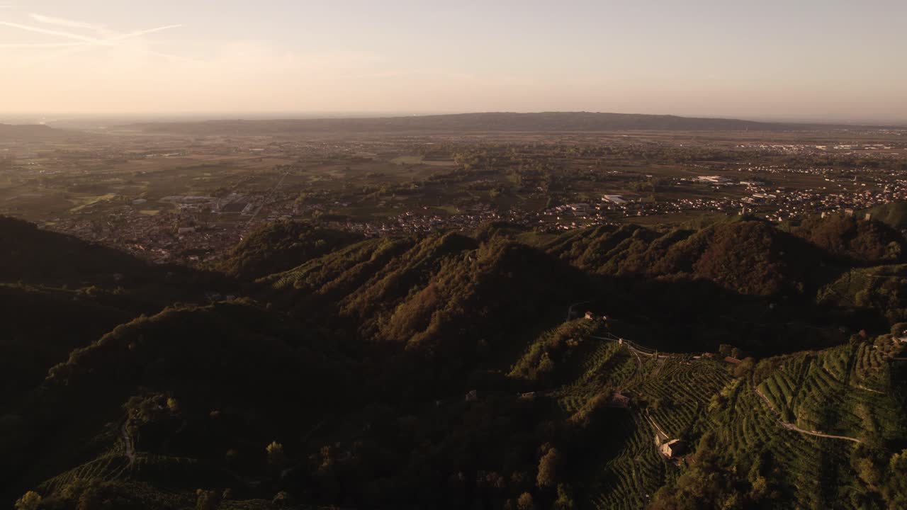 vista panorámica aérea de las famosas colinas de prosecco con muchas filas de viñedos, en el campo italiano