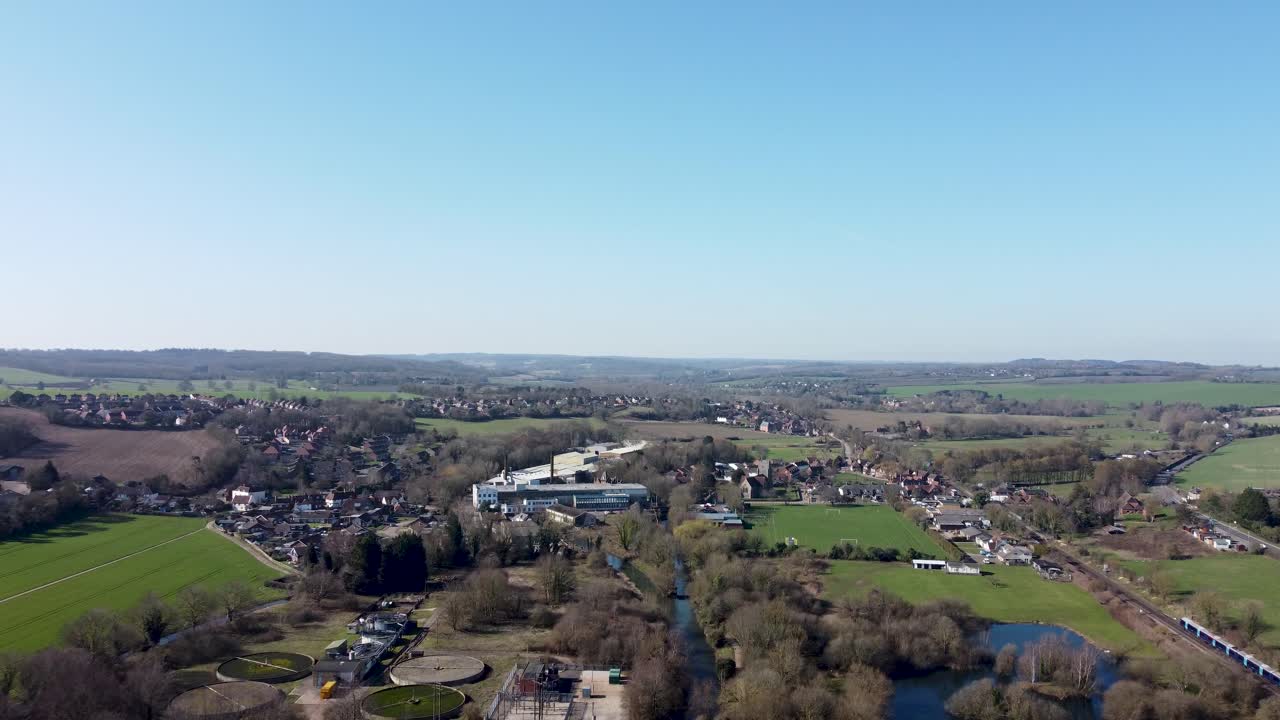 Vista aerea sul sentiero Stour, paesaggio rurale della campagna di Chatham, Kent.