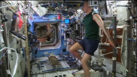 los astronautas hacen ejercicio en la estación espacial internacional 1
