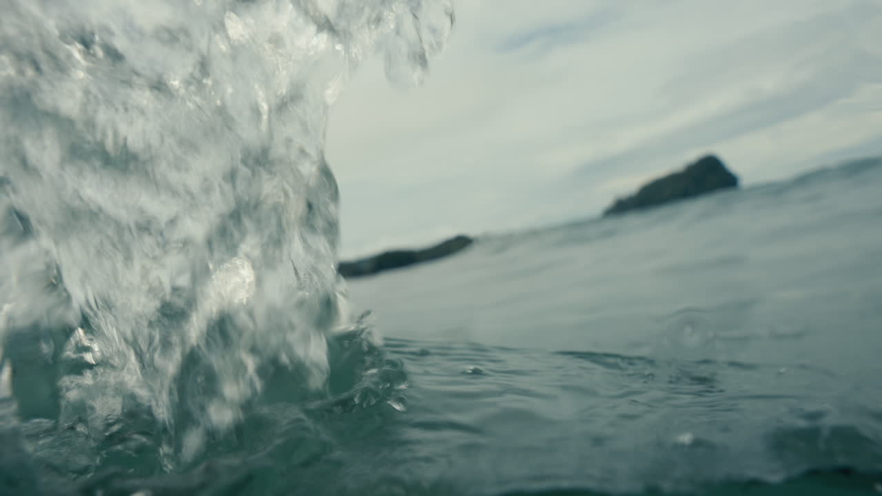 해안에 부히는 파도