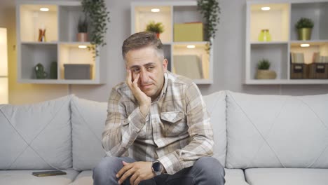 hombre pensando en recuerdos tristes y tristes.