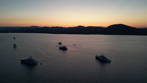 Große-Yachten-Vertäuten-Einen-Atemberaubenden-Sonnenuntergang-An-Der-Französischen-Riviera,-Drohne,-Luftaufnahme