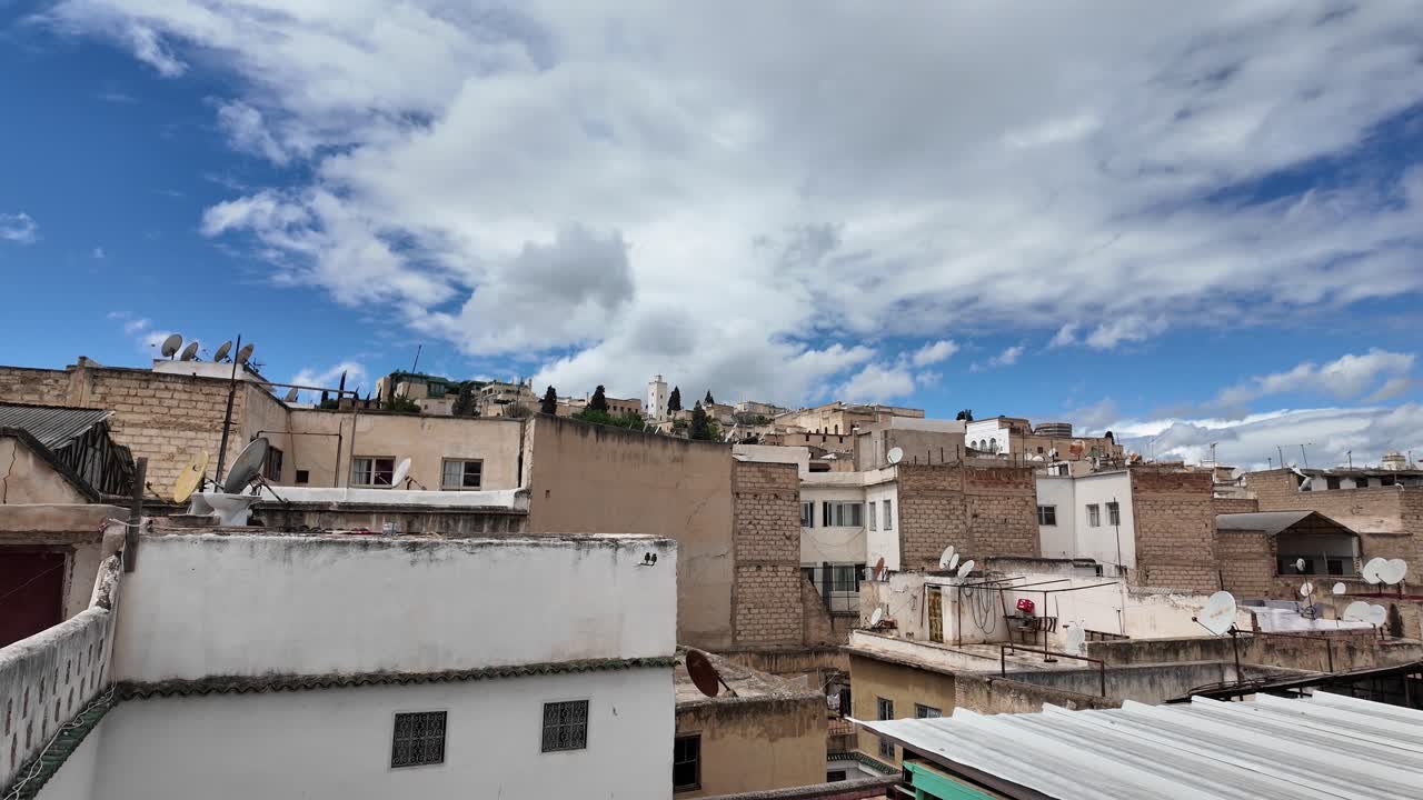 fes marroquí viejos edificios de estilo medina norte de áfrica cielo nublado azul