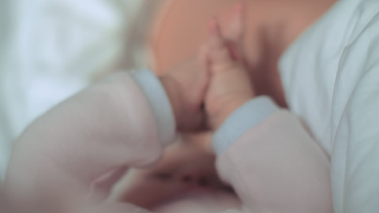 Un primo piano delle manine di un bambino