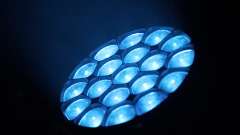 primer plano de luces de concierto rgb robóticas, material de archivo de equipo