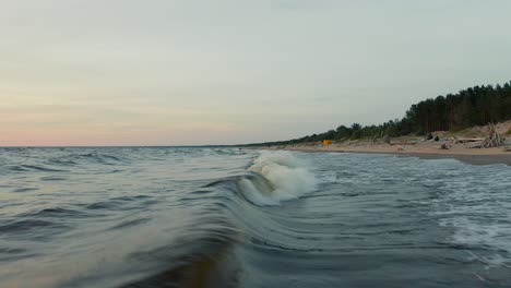 Puesta-De-Sol-Dorada-En-El-Mar-Báltico-Con-Nubes-Dramáticas