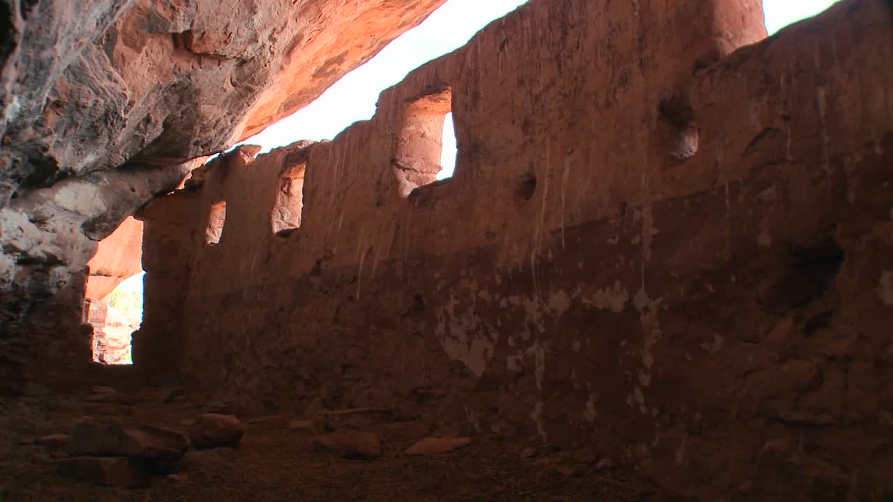 la luz del sol brilla a través de una antigua ruina anasazi en utah