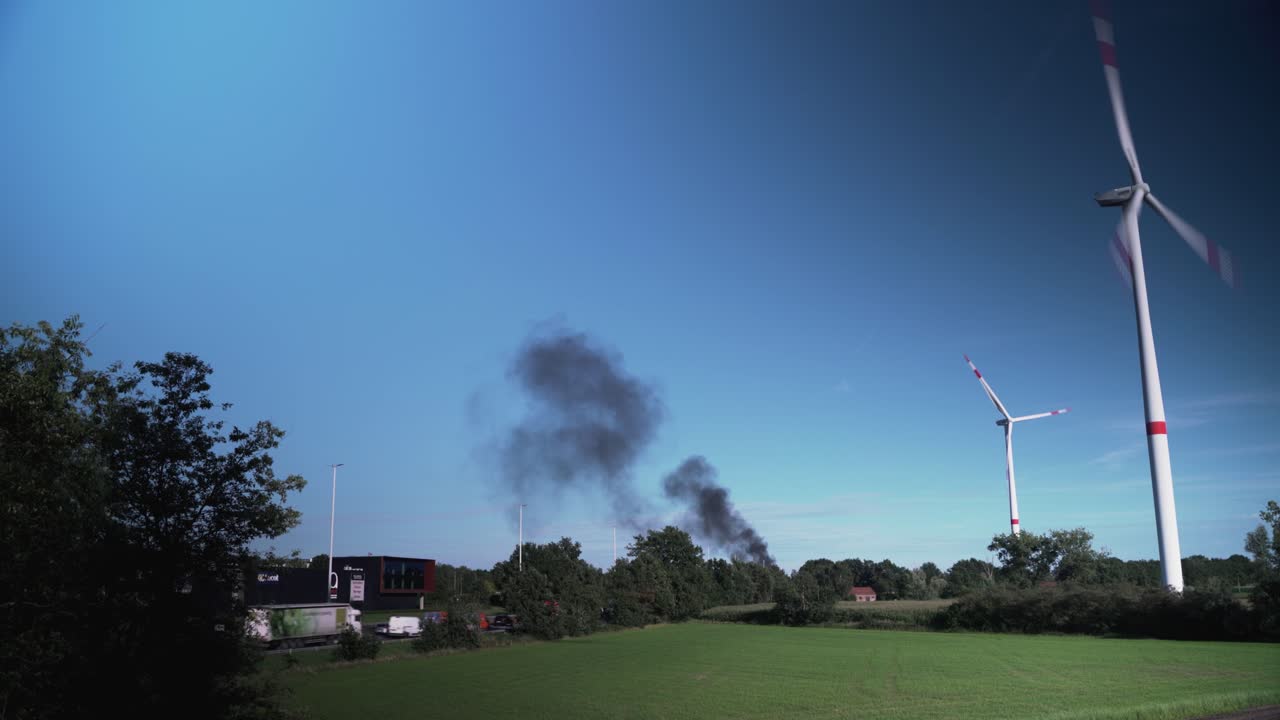 고속도로에서 어두운 연기가  ⁇ 아오르고, 회전하는 풍차와 함께 타임  ⁇ 스 뷰