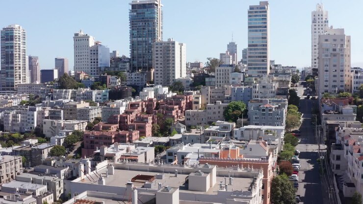 Ripresa aerea in ascesa e panoramica del centro di San Francisco, California, da Lombard Street su Russian Hill.