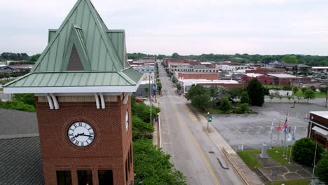 Gaffney-City-Hall-Vorbeifliegen-In-Gaffney-Sc,-Gaffney-South-Carolina