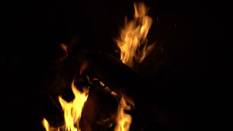 Fire-cracking-in-the-dark-night,-cracking-of-fire,-fire-flame