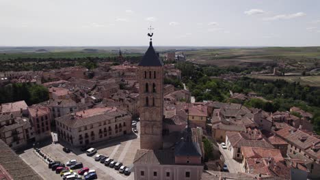 Aerial-Panoramic:-Iglesia-De-San-Esteban-Church,-Segovia-Oldtown,-Spain