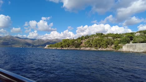 Malerische-Aussicht-Auf-Die-Elafiti-Inseln-In-Kroatien-Mit-Blauem-Wasser-Und-Einer-üppig-Grünen-Küste