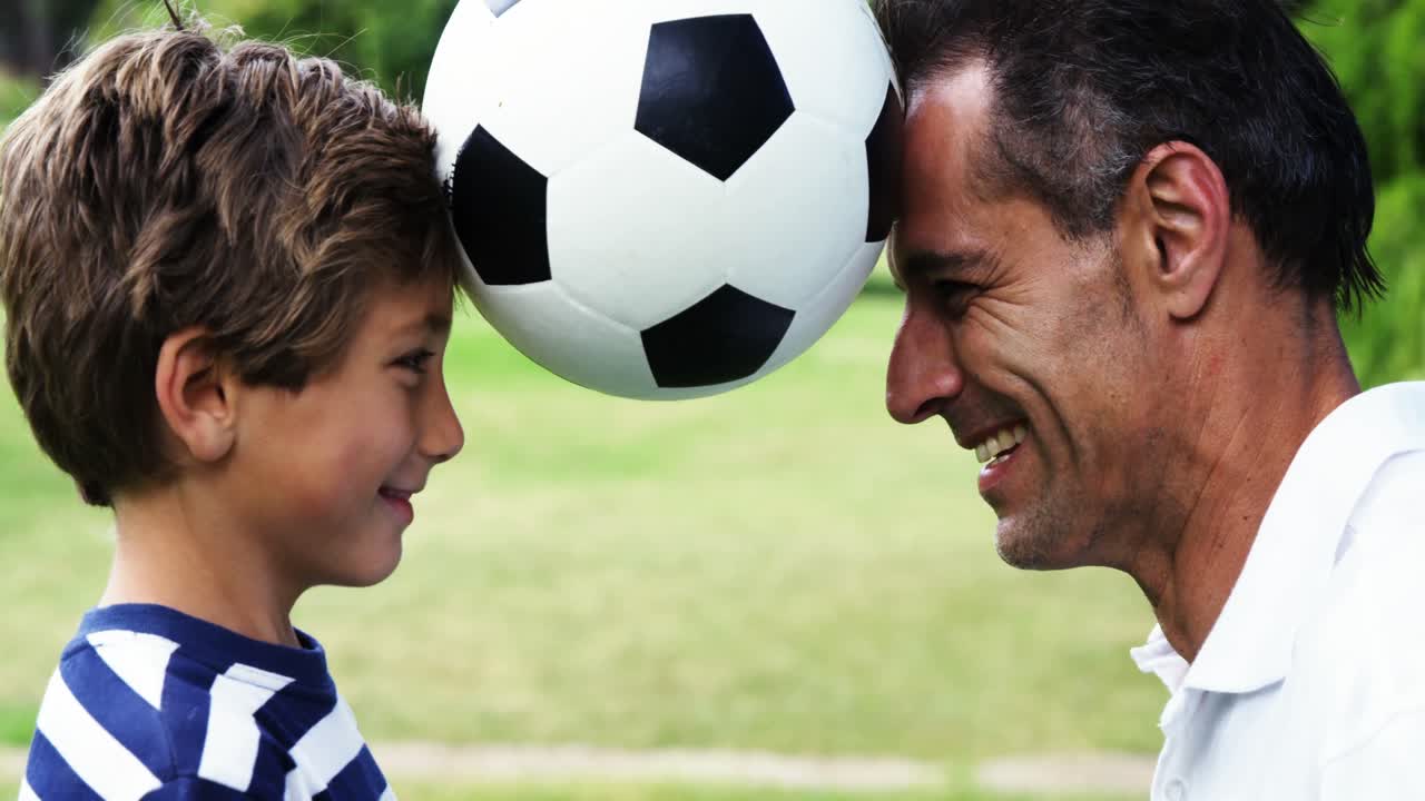padre e hijo jugando al fútbol