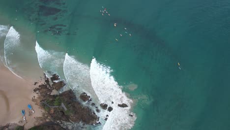 Paisaje-Marino-Turquesa-De-La-Playa-Pass-En-Byron-Bay,-Australia---Antena-Arriba-Hacia-Abajo