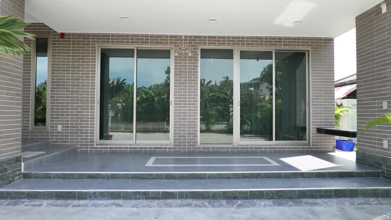 깨하고 새로운 현대적인 집 외관 디자인