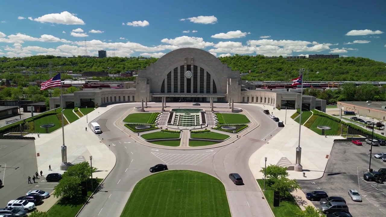 Rapido sorvolo aereo verso l'Union Terminal Cincinnati Museum Center.