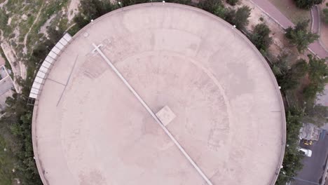 vista aérea de un gran tanque de agua
