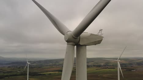 Eine-Luftaufnahme-Von-Windkraftanlagen-Auf-Einem-Hügel