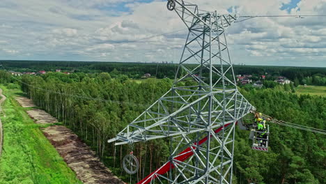 Liniero-De-Servicios-Públicos-Trabajando-En-Cables-Altos-Para-Reparar-Cables-En-Un-Poste-De-Energía