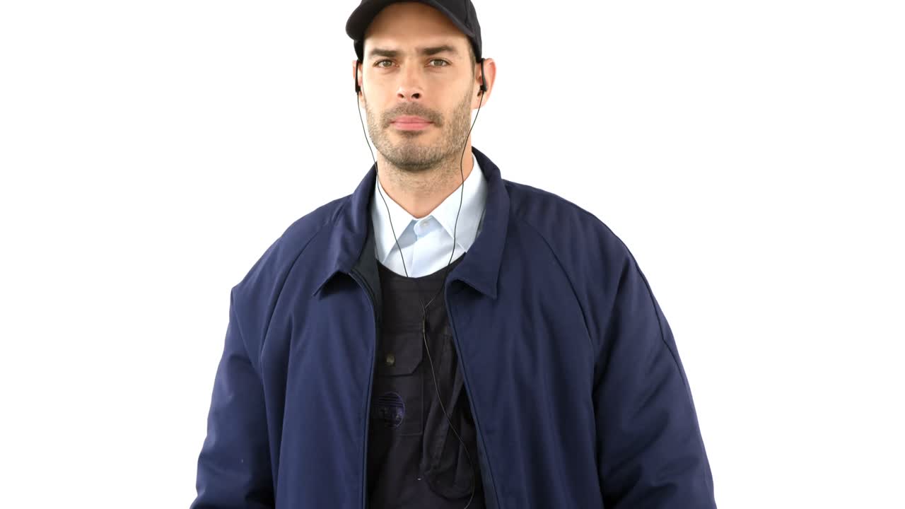 색 배경 에 서 있는 경비원