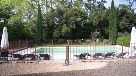 Dolly-Lento-Afuera-De-Una-Villa-En-Nimes-Revelando-Una-Piscina-Privada-En-El-Jardín.