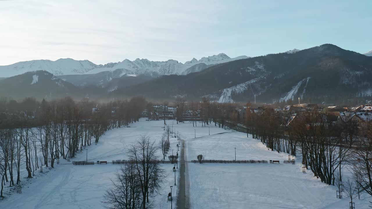 Vista panoramica delle montagne innevate a Tygodnik Zakopane, Polonia - inquadratura ampia