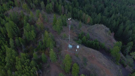 Transmisor-De-Torre-Celular-De-Comunicaciones-Por-Radio-En-Una-Montaña-Remota