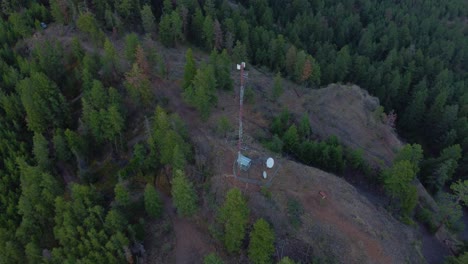 transmisor de una torre de comunicaciones de radio en una montaña remota