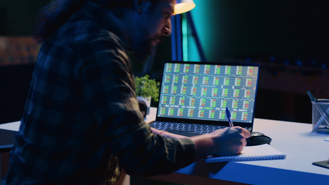 corredor feliz inversor emocionado por los altos ingresos de la bolsa de valores