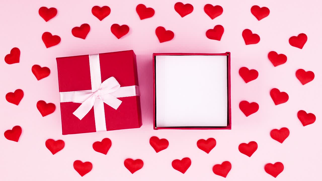 Regalo rojo aparece y se abre con espacio para texto dentro. Stop motion.