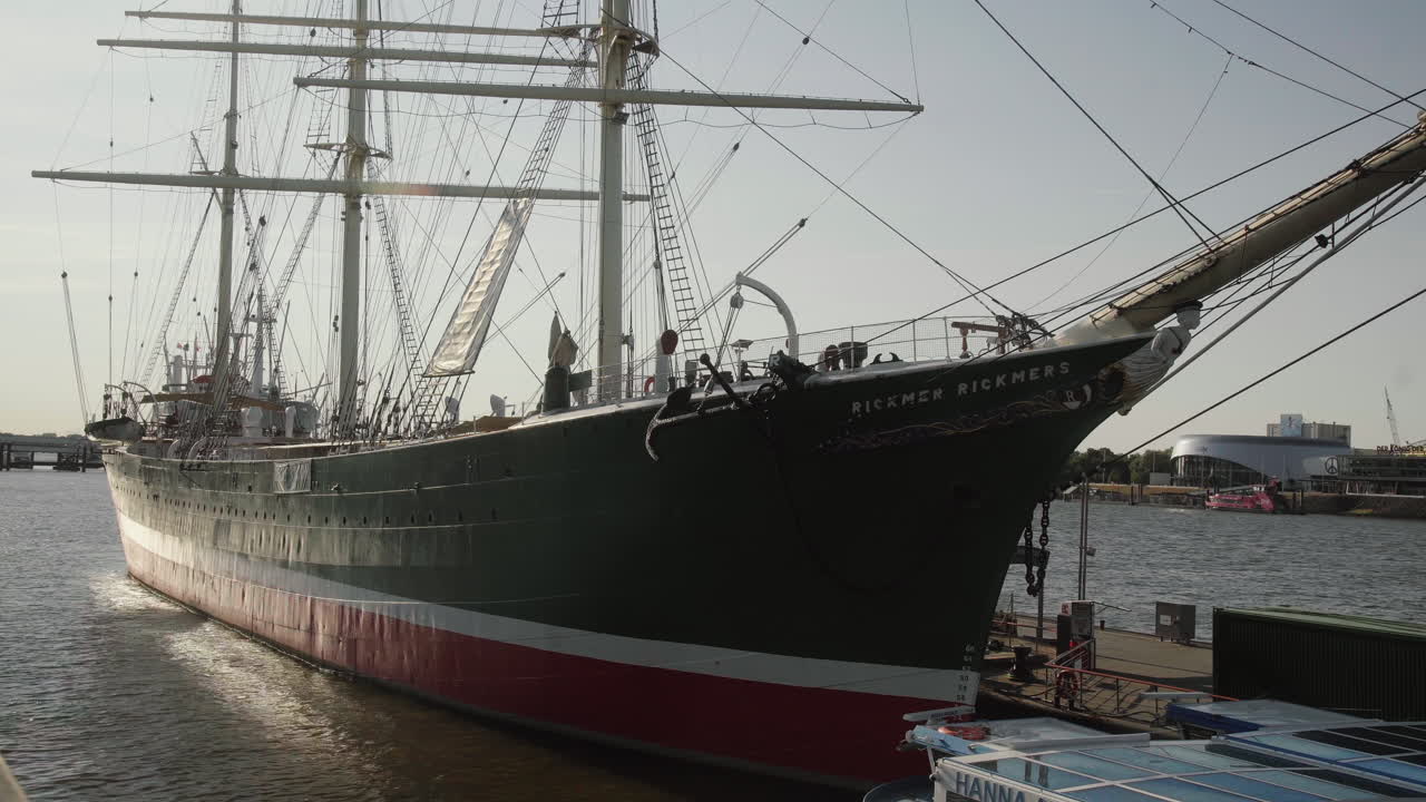 아침 일찍 함부르크 landungsbrücken에서 rickmer rickmers