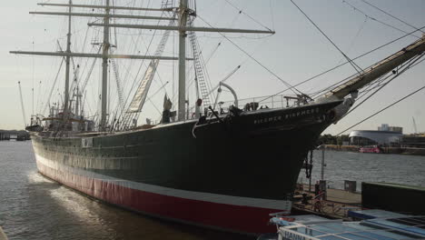 里克默·里克默斯 (rickmer rickmers) 在汉堡的兰登斯布鲁肯 (landungsbrücken) 早晨