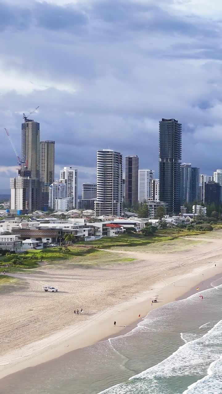 vista aérea de la playa de la costa de oro y el horizonte