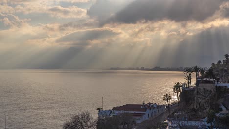 rayos y nubes sobre las montañas de antalya, turquía