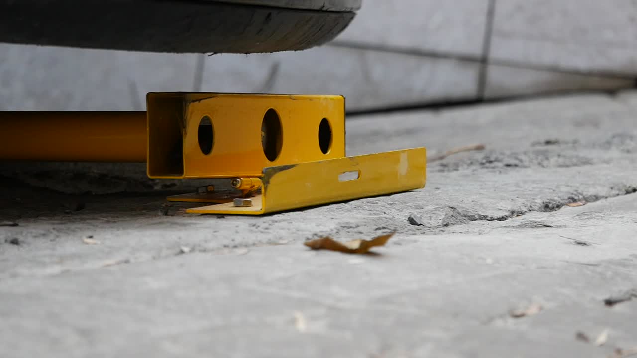 soporte amarillo para automóviles