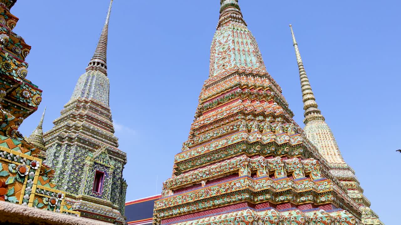방 의  포 사원 에서 은 하늘 을 배경 으로 한 다채로운 스투파