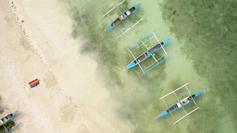 Toma-Aérea-De-La-Playa-De-Panglao-Con-Los-Barcos-Araña,-Bohol,-Filipinas