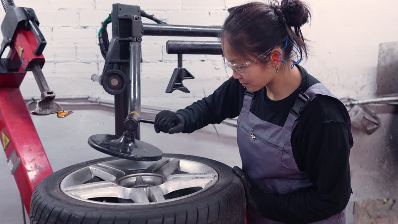 Mujer reparando un neumático