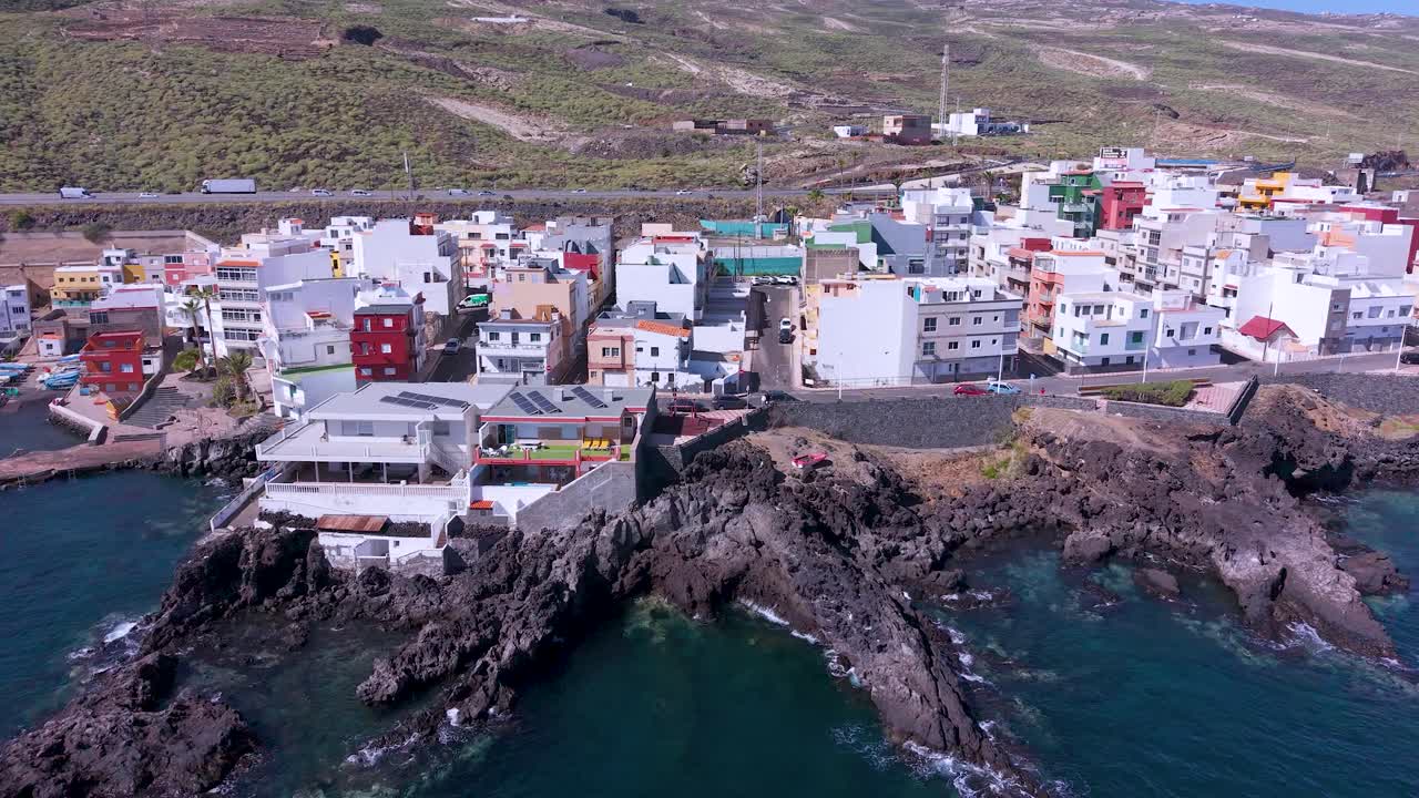 Sjarmerende landsby i åssiden ved sjøen i El Tablado, Tenerife, Kanariøyene.