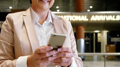 mujer de negocios usando un teléfono inteligente