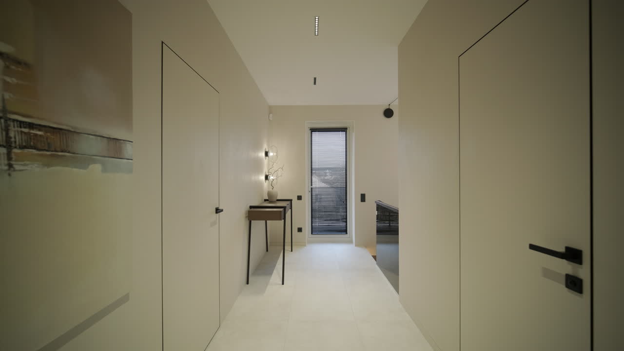 Interno di corridoio moderno con consolle e finestra