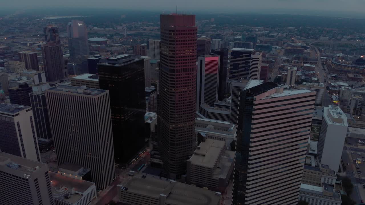 lenta inclinación hacia abajo se eleva sobre edificios altos en el centro de denver, colorado