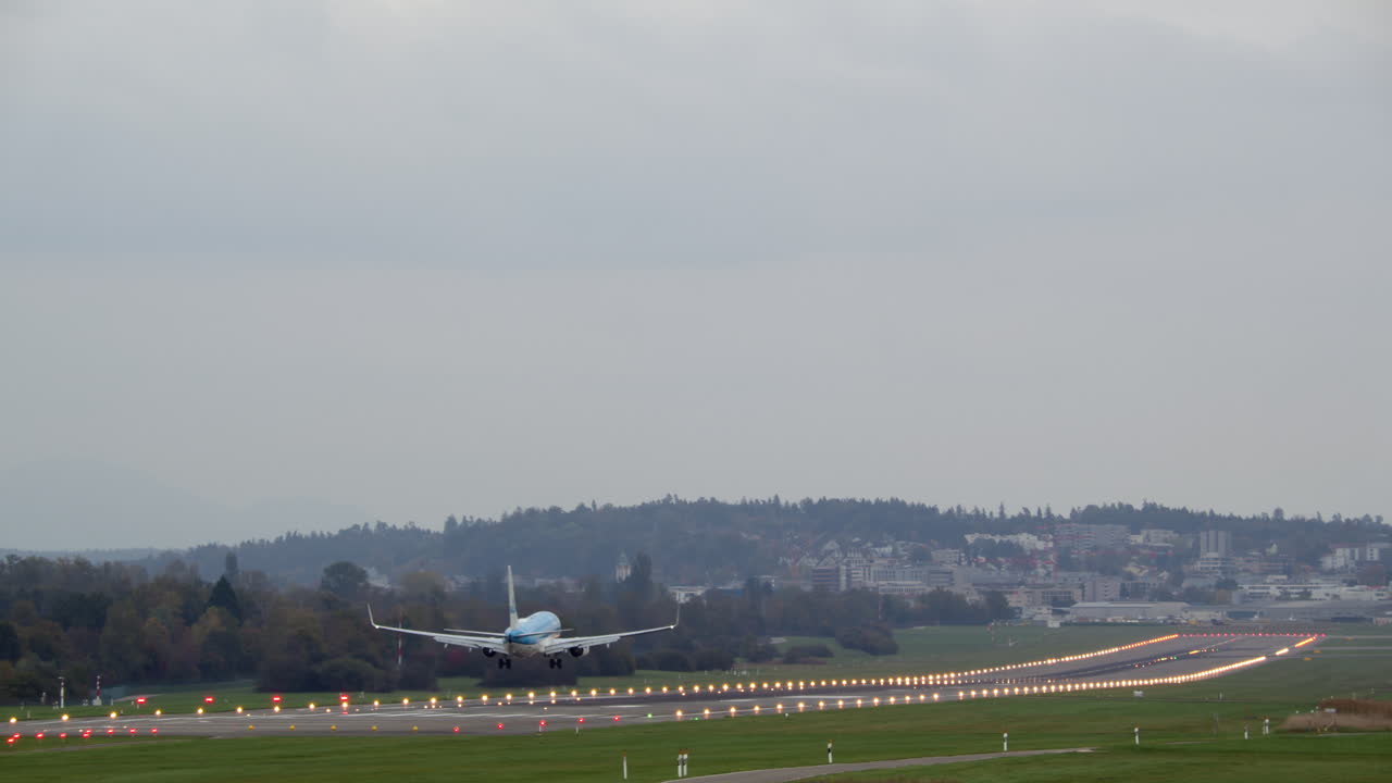 avión de pasajeros aterrizó en el aeropuerto