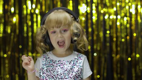 niño baila, canta, escucha música en auriculares. niña pequeña teniendo hun, relajándose y disfrutando