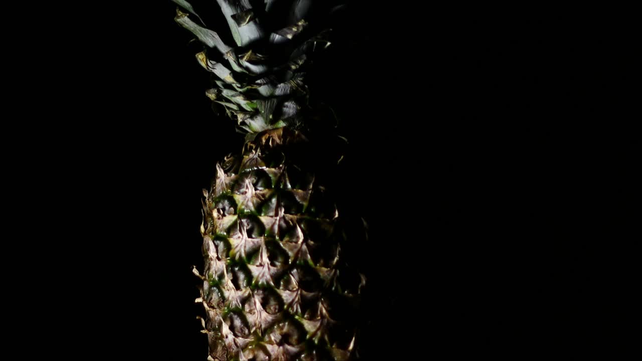 ananas de piña dulce comosus girando sobre un fondo negro-1