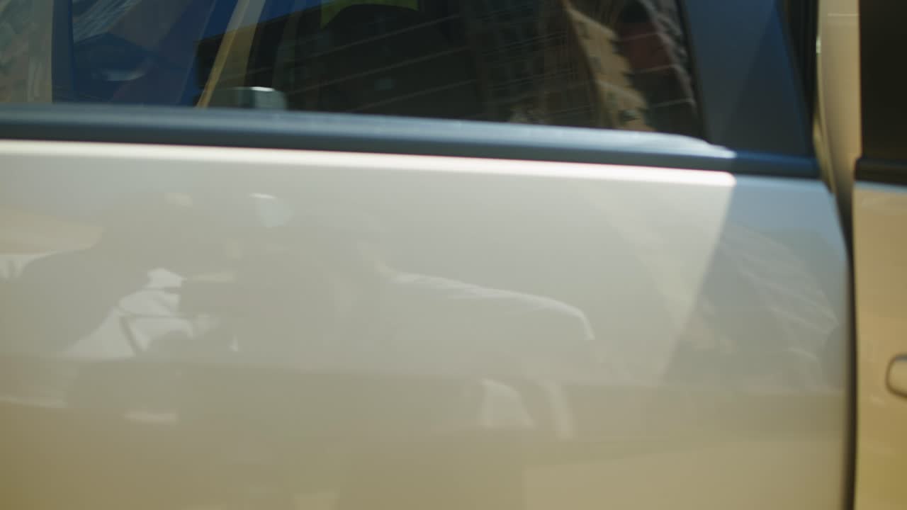 사람의 자동차 문 반사