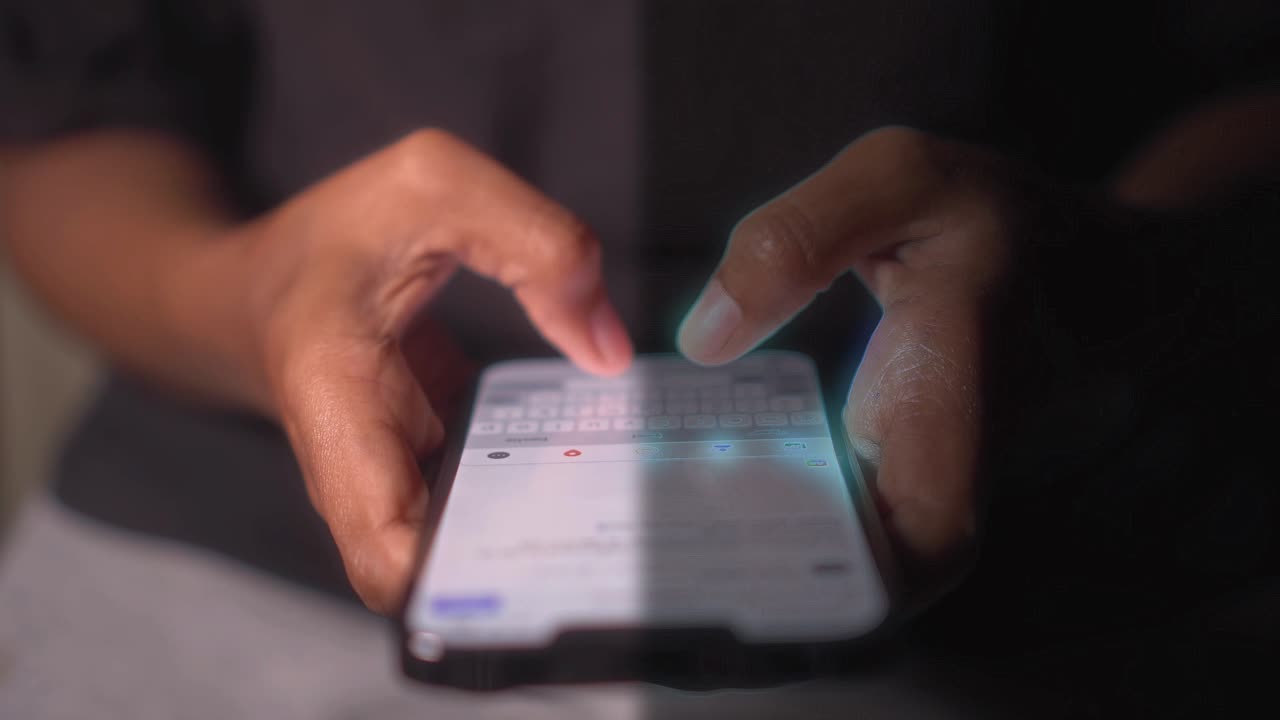 mujer usando teléfono, lado oscuro del acceso a la tecnología, doble propósito